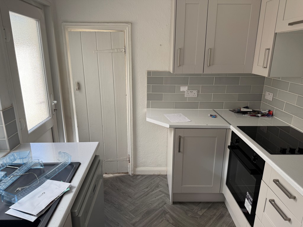 Lot: 37 - TERRACE HOUSE IN NEED OF UPDATING - Kitchen